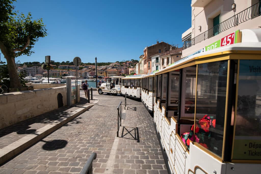 Arrivée du train sur le port de Cassis